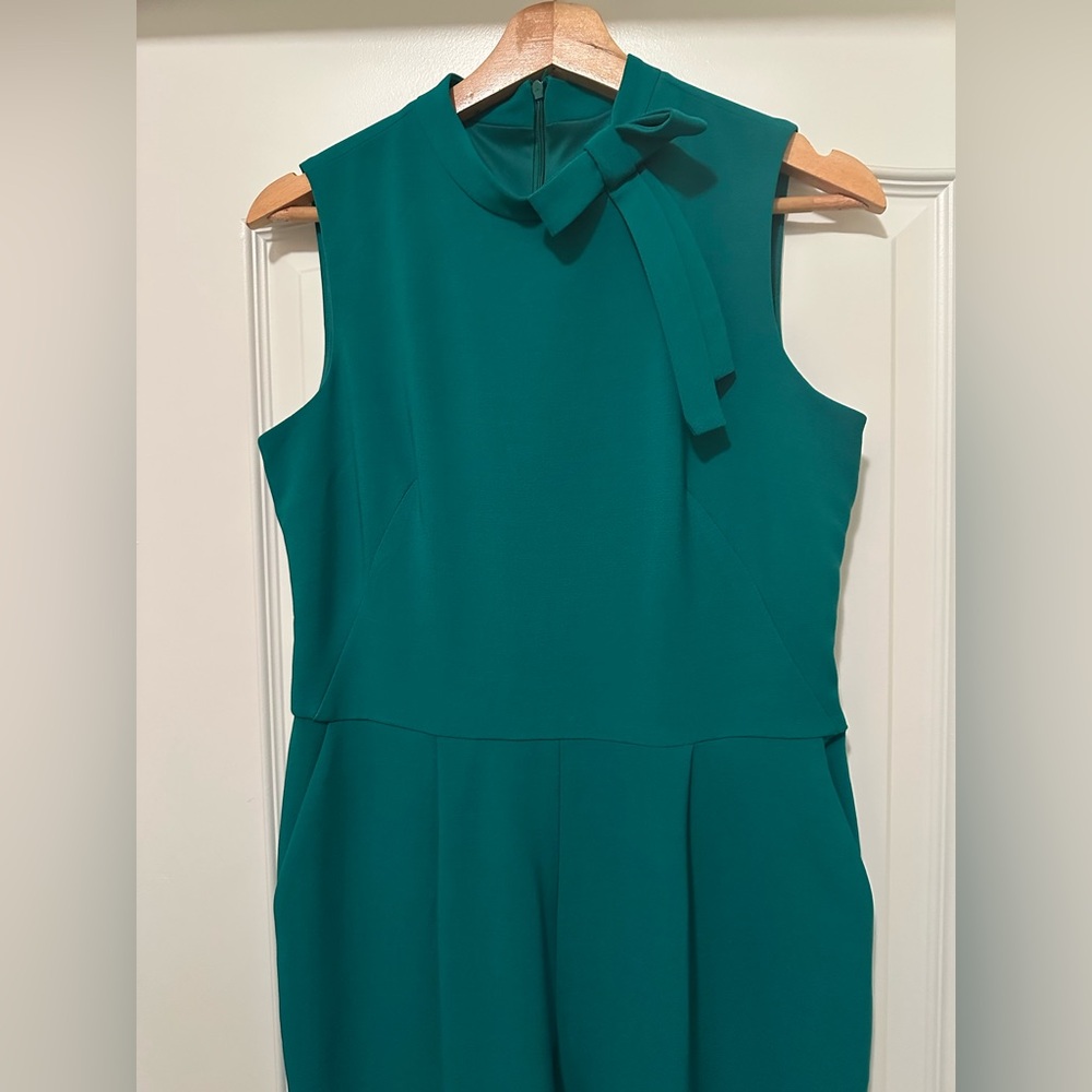 💚 NWT Maggy London Emerald Green Jumpsuit – Size 6 – Neck Bow & Hidden Zipper - Picture 3 of 5